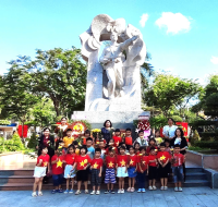 CÔ VÀ CHÁU TRƯỜNG MẦM NON PHƯƠNG SÀI DÂNG HƯƠNG TẠI TƯỢNG ĐÀI 23-10