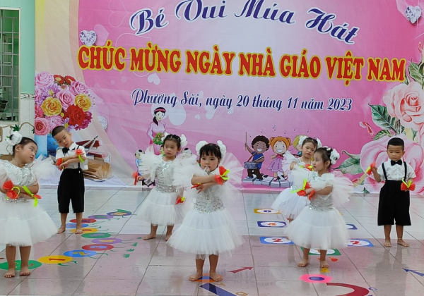 Bé vui múa hát chào mừng Ngày Nhà giáo Việt Nam