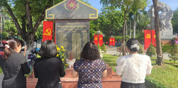 CÔ VÀ CHÁU TRƯỜNG MẦM NON PHƯƠNG SÀI DÂNG HƯƠNG TẠI TƯỢNG ĐÀI 23-10