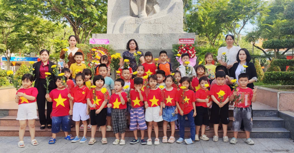 CÔ VÀ CHÁU TRƯỜNG MẦM NON PHƯƠNG SÀI DÂNG HƯƠNG TẠI TƯỢNG ĐÀI 23-10