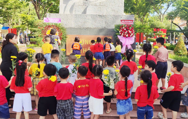 CÔ VÀ CHÁU TRƯỜNG MẦM NON PHƯƠNG SÀI DÂNG HƯƠNG TẠI TƯỢNG ĐÀI 23-10