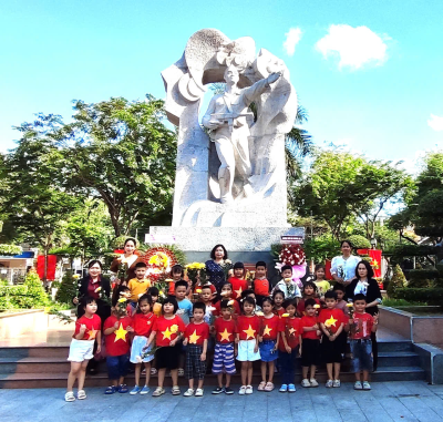 CÔ VÀ CHÁU TRƯỜNG MẦM NON PHƯƠNG SÀI DÂNG HƯƠNG TẠI TƯỢNG ĐÀI 23-10