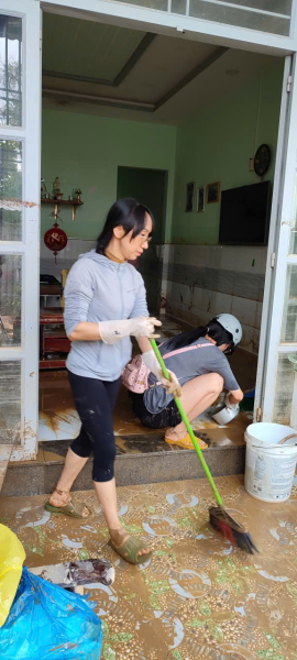 TẬP THỂ NHÀ TRƯỜNG CHUNG TAY GIÚP ĐỠ  GIÁO VIÊN, NHÂN VIÊN SAU TRẬN LŨ