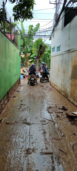 TẬP THỂ NHÀ TRƯỜNG CHUNG TAY GIÚP ĐỠ  GIÁO VIÊN, NHÂN VIÊN SAU TRẬN LŨ