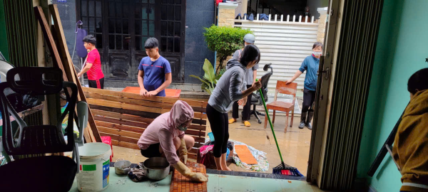 TẬP THỂ NHÀ TRƯỜNG CHUNG TAY GIÚP ĐỠ  GIÁO VIÊN, NHÂN VIÊN SAU TRẬN LŨ