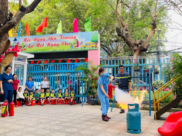 TẬP HUẤN PCCC- THỰC HÀNH KỸ NĂNG THOÁT HIỂM 