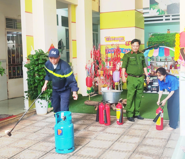 TẬP HUẤN PCCC- THỰC HÀNH KỸ NĂNG THOÁT HIỂM 